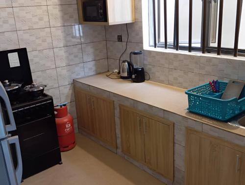 a kitchen with a counter top and a stove at Superbe Appartement COTONOU CENTRE VILLE entre Place de L'étoile Rouge et vedoko in Cotonou
