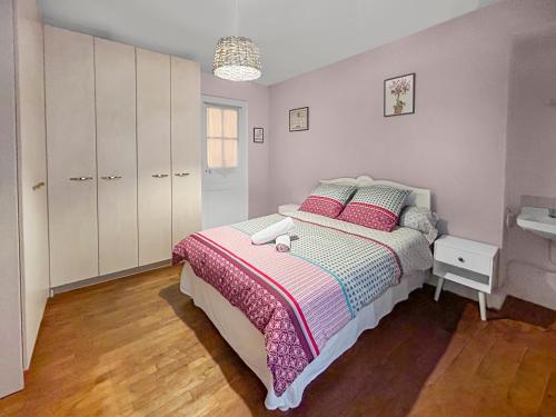 Katil atau katil-katil dalam bilik di Maison rustique avec patio privé