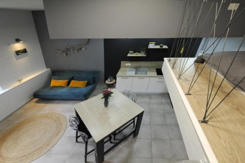 un salon avec une table et un canapé dans l'établissement L' Empesson, à Clairvaux-les-Lacs