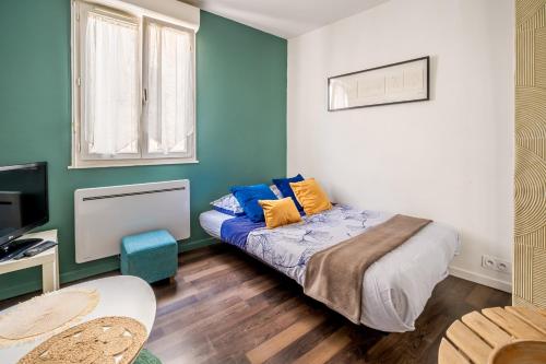 Ένα ή περισσότερα κρεβάτια σε δωμάτιο στο Joli studio Narbonne