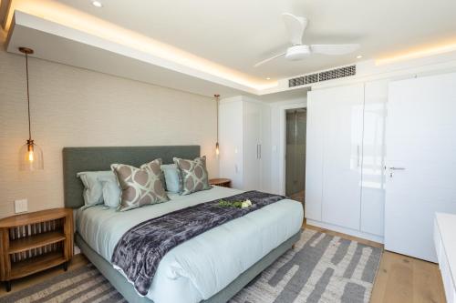 Ένα ή περισσότερα κρεβάτια σε δωμάτιο στο Plett Quarter Apartments