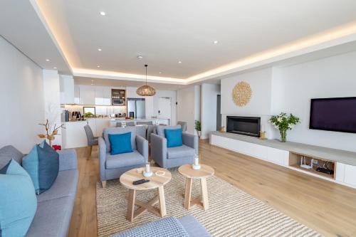 Μια τηλεόραση ή/και κέντρο ψυχαγωγίας στο Plett Quarter Apartments