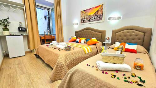 um quarto com duas camas com brinquedos em A Casa Simpatia Roma em Roma