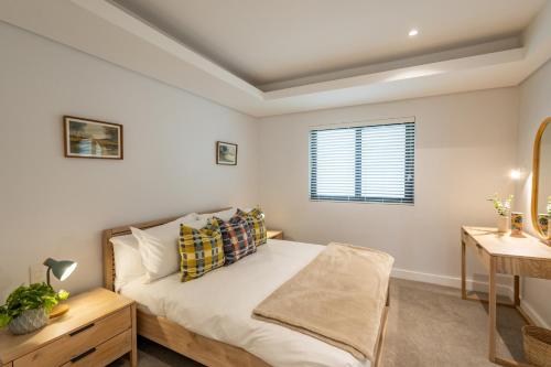 Ένα ή περισσότερα κρεβάτια σε δωμάτιο στο Plett Quarter Apartments