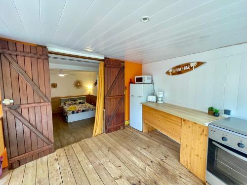 Η κουζίνα ή μικρή κουζίνα στο Ti family nature gite studio location de vacances Guadeloupe - Bas de villa - Piscine partagée