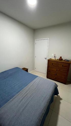 Ένα ή περισσότερα κρεβάτια σε δωμάτιο στο Apartamento Refúgio das Ondas com Piscina