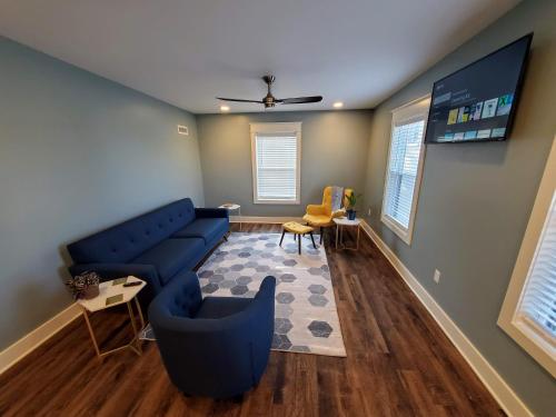 a living room with a blue couch and a tv at Pickwick Places 202 in Springfield