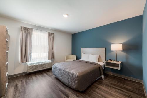 Postel nebo postele na pokoji v ubytování WoodSpring Suites Greensboro - High Point North