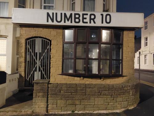 un bâtiment avec un panneau indiquant le numéro dans l'établissement Number 10, à Blackpool