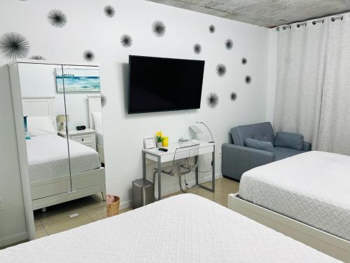 Classy 2BD 2BTH at Midblock with FREE PARKING photo 13