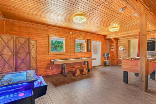 TV a/nebo společenská místnost v ubytování Rim Rock Cabin
