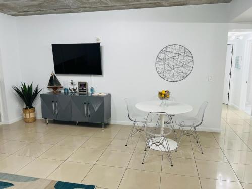 Classy 2BD 2BTH at Midblock with FREE PARKING photo 11