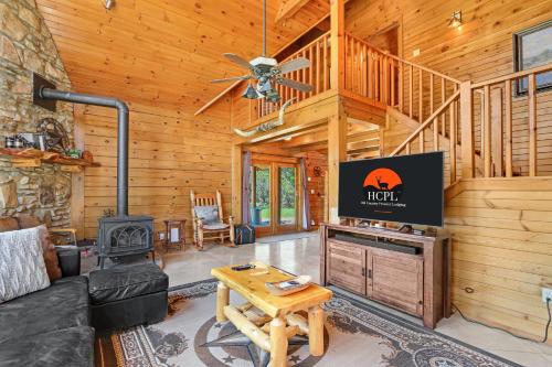 TV a/nebo společenská místnost v ubytování Rim Rock Cabin