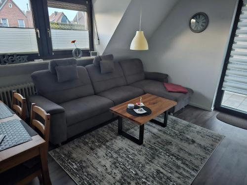 a living room with a couch and a coffee table at Ferienwohnung In Bedburg Hau in Bedburg Hau