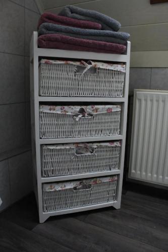 a white towel rack with towels on top of it at Ferienwohnung In Bedburg Hau in Bedburg Hau