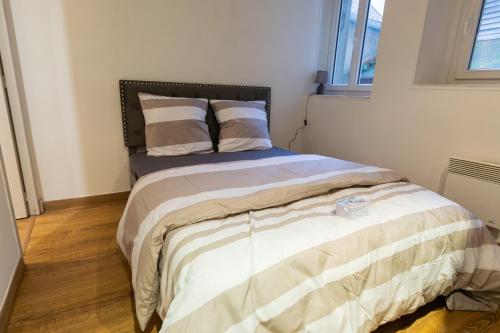 เตียงในห้องที่ HYPER CENTRE dans remparts vieille ville 1er étage , possible tout faire a pieds