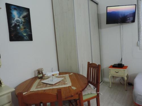 TV a/nebo společenská místnost v ubytování Apartman - kuca za odmor Slatina