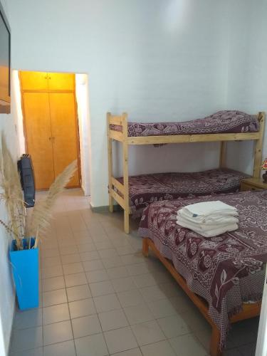 a room with two bunk beds and a door at Complejo Viejo Sulky in Mina Clavero