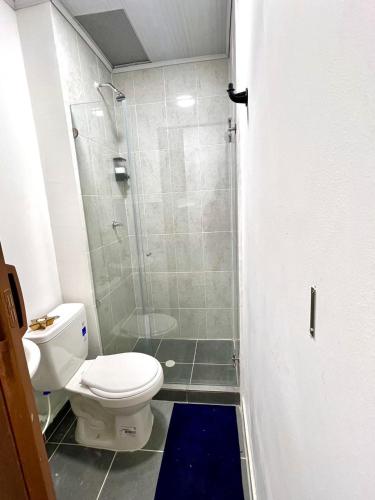 a small bathroom with a toilet and a shower at Aparta-estudio en el centro de Pereira in Pereira