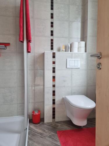 a bathroom with a toilet and a bath tub at Casa Maichen Olbia in San Pantaleo