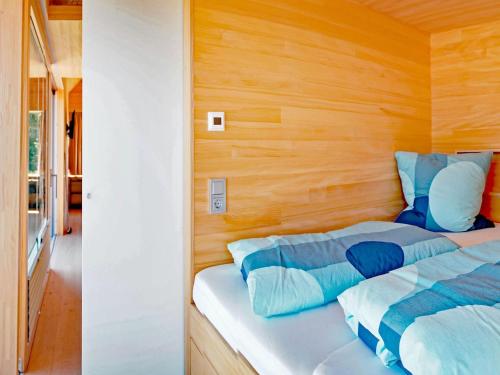 Un dormitorio con una cama con almohadas azules. en Ferienhaus, Sankt Georgen, en Im Tal