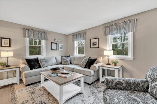 Charming Cape Cod Retreat in Bourneにあるシーティングエリア