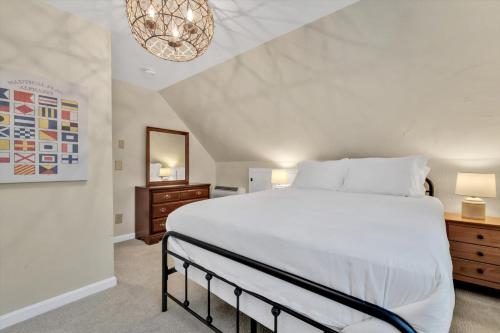 Charming Cape Cod Retreat in Bourneにあるベッド