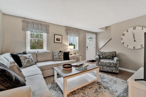 Charming Cape Cod Retreat in Bourneにあるシーティングエリア
