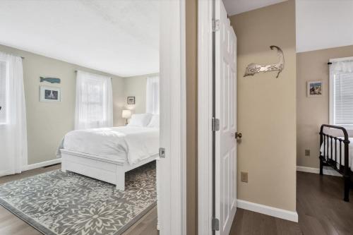 Charming Cape Cod Retreat in Bourneにあるベッド