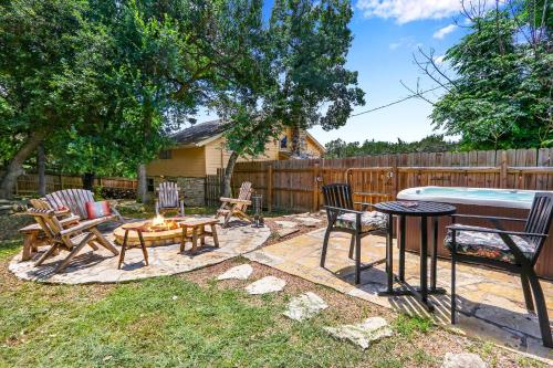 a backyard with a table and chairs and a fire pit at Mi Rancho in Wimberley