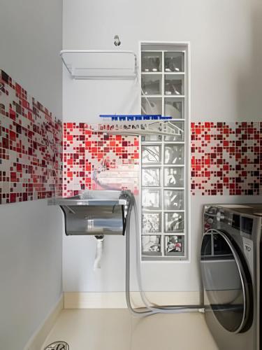 a bathroom with a sink and a window at Flat ao lado do Mar Four Season in Guarujá