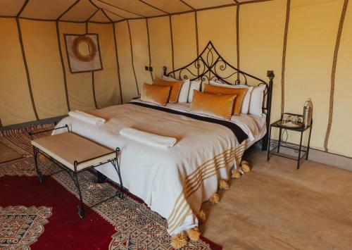 Postel nebo postele na pokoji v ubytování Kidal Luxury Desert Camp