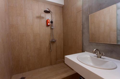 y baño con lavabo y ducha. en Global Sky Apartments, en Novosibirsk