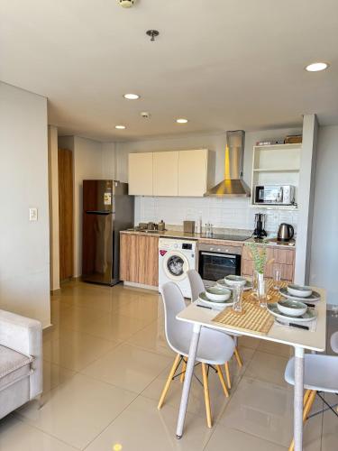 a kitchen with a table and chairs in a kitchen at Acogedor departamento en Asunción in Asuncion