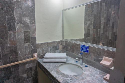 a bathroom with a sink and a mirror at Hotel la fortuna in Tuxpan de Rodríguez Cano