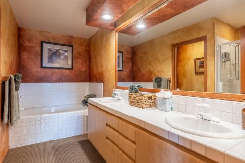 a bathroom with two sinks and a tub and a mirror at XXL Snowcreek #747 - 5 Bedroom 4 Bathroom Sleeps 12 Pet Friendly, Amazing Mountain Views in Mammoth Lakes
