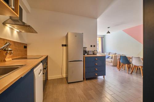 Il comprend une cuisine équipée d'un réfrigérateur et une salle à manger. dans l'établissement Marmotte 101, à Les Deux Alpes