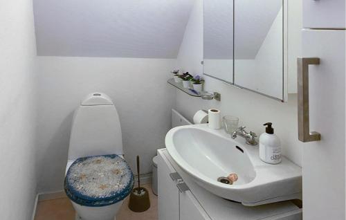 a small bathroom with a sink and a toilet at 2 Bedroom Awesome Home In Rörvik in Rörvik
