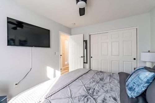 TV a/nebo společenská místnost v ubytování Private 2BR Oasis - 10 Min to Stadium & Pool