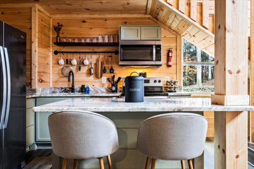 Kuchyň nebo kuchyňský kout v ubytování 2 Next Door Cabins-10 min from Downtown- 2 Hot Tubs, 2 Grills, 2 Fireplaces
