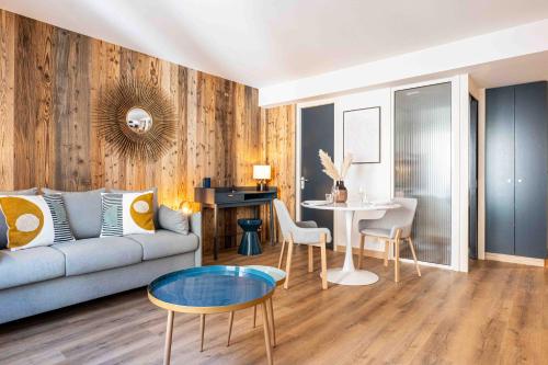 un salon avec un canapé et une table dans l'établissement Lebasque - Centre - Rue Piétonne - Annecy, à Annecy