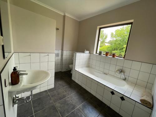Ένα μπάνιο στο Basco River Lodge Holiday Villa