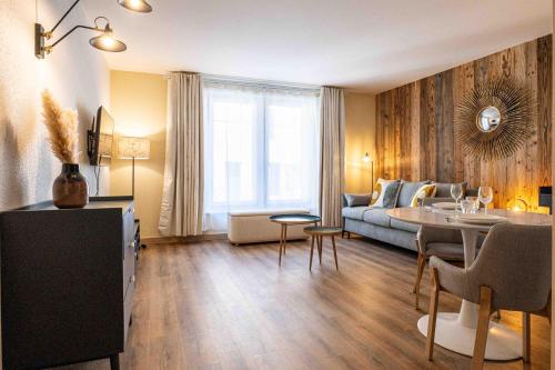 un salon avec un canapé et une table dans l'établissement Lebasque - Centre - Rue Piétonne - Annecy, à Annecy