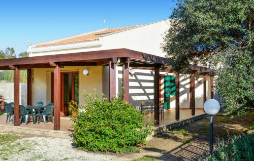 ein Haus mit einer Veranda mit einem Tisch und Stühlen in der Unterkunft Awesome Home In Santa Maria Del Focall in Santa Maria Del Focallo