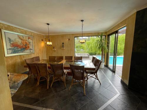 Πισίνα στο ή κοντά στο Basco River Lodge Holiday Villa