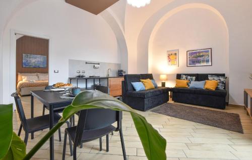 Χώρος καθιστικού στο 1 Bedroom Gorgeous Home In Catania