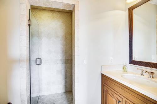 Ένα μπάνιο στο Beachfront Melbourne Beach Retreat with Pool Table!