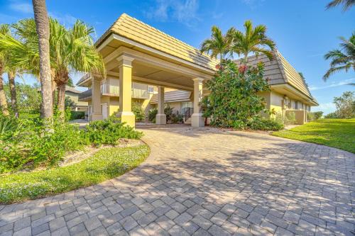 Κήπος έξω από το Beachfront Melbourne Beach Retreat with Pool Table!