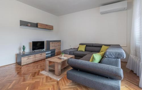 un soggiorno con un divano e un tavolo di 2 Bedroom Pet Friendly Home In Lazarici a Potpićan