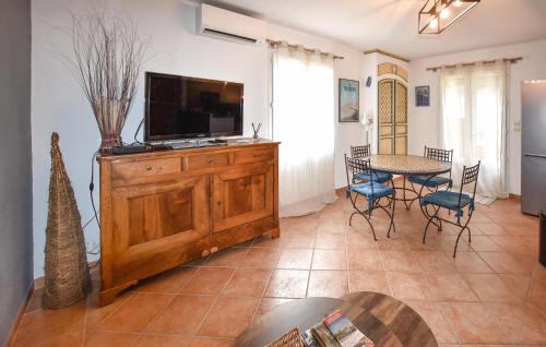 Μια τηλεόραση ή/και κέντρο ψυχαγωγίας στο Beautiful Home In Vaison-La-Romaine